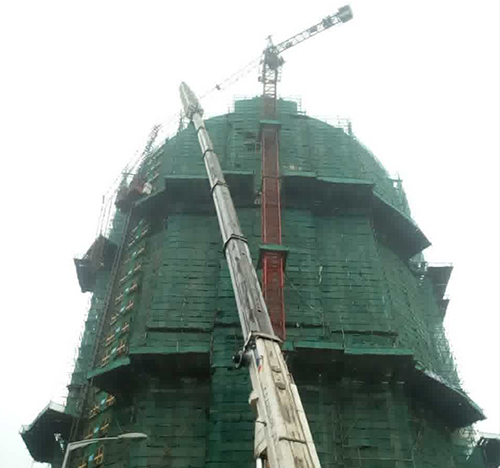 纳雍吊车在工地上作业